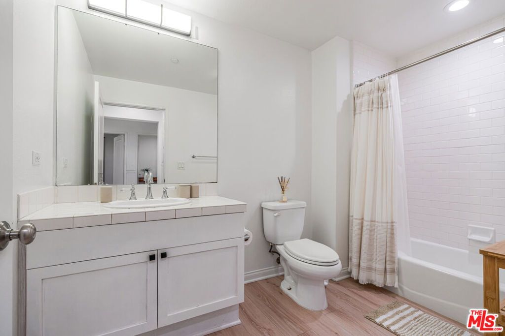 Image 19 of property listing at 5625 Crescent Park 126, Playa Vista, CA 90094