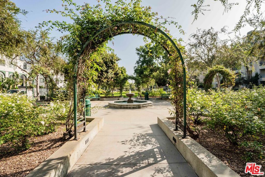 Image 26 of property listing at 5625 Crescent Park 126, Playa Vista, CA 90094