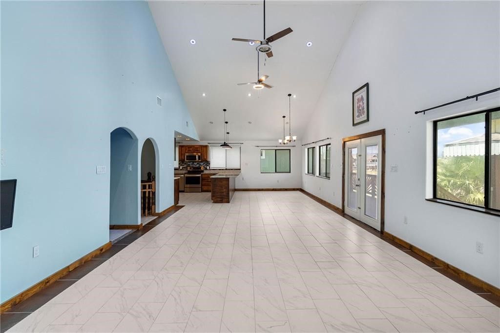 720 S Magnolia St, Rockport, TX 78382 — photo 2