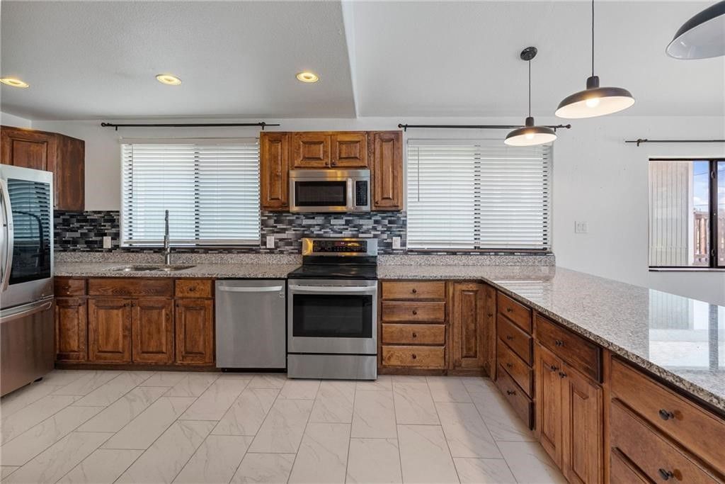 720 S Magnolia St, Rockport, TX 78382 — photo 4