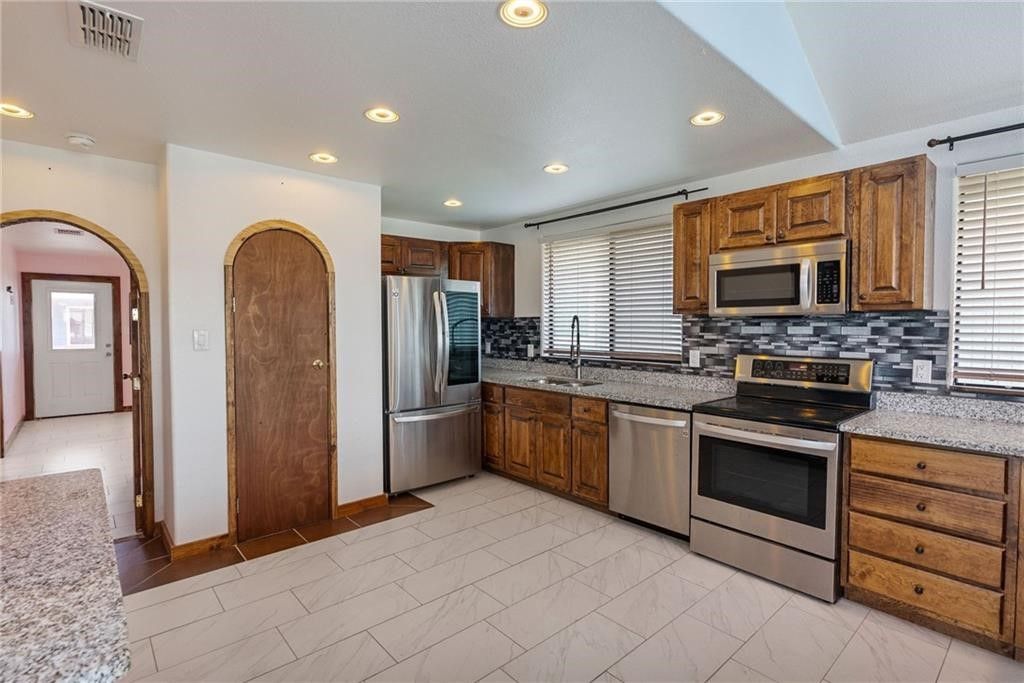 720 S Magnolia St, Rockport, TX 78382 — photo 5