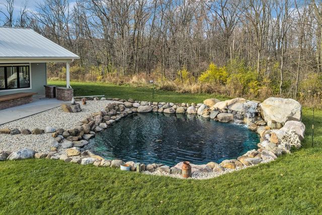 8431 Big Bend ROAD, Waterford, WI 53185