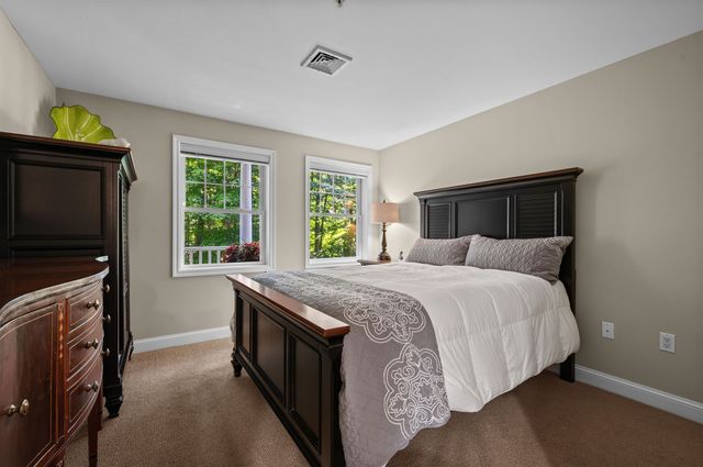 4 Sterling Hill Ln Apt 425, Exeter, NH 03833