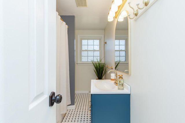 8 Kathy Drive, Nashua, NH 03062