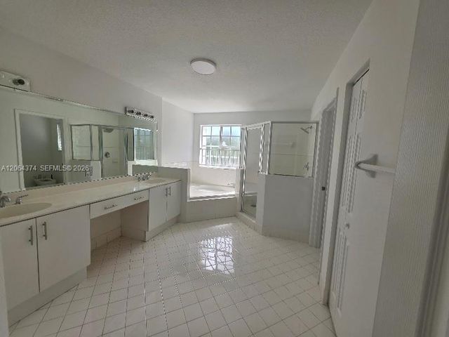 11525 NW 71st St, Doral, FL 33178