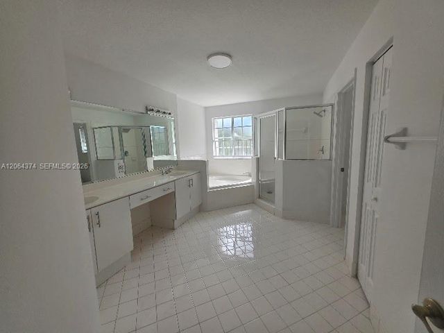 11525 NW 71st St, Doral, FL 33178