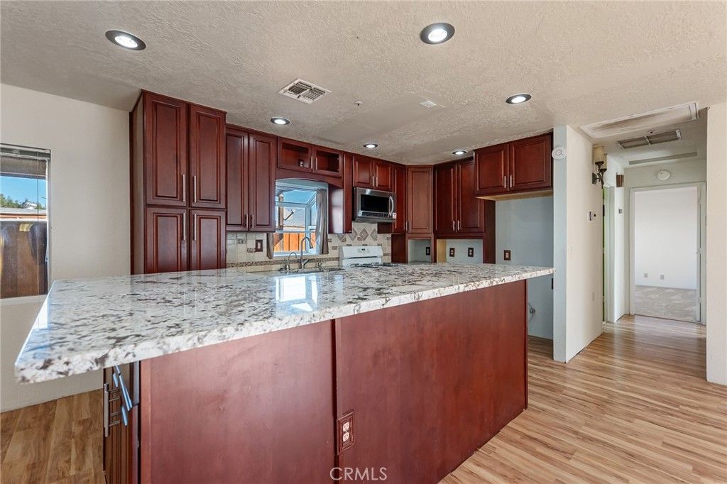 Image 6 of property listing at 6411 Mountain View, Joshua Tree, CA 92252