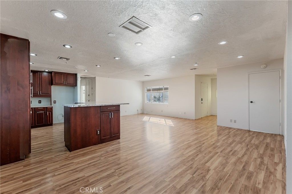 Image 8 of property listing at 6411 Mountain View, Joshua Tree, CA 92252