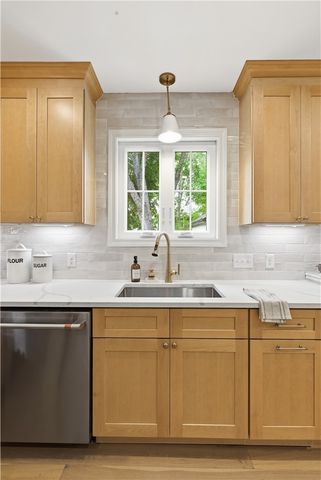 42 Orchard Avenue, Barrington, RI 02806