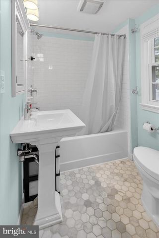 11 BALDWIN ST, Pennington, NJ 08534