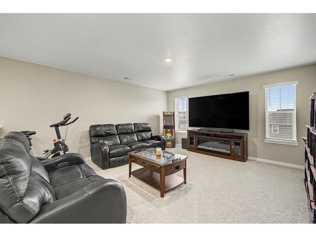 15704 Roslyn St, Thornton, CO 80602
