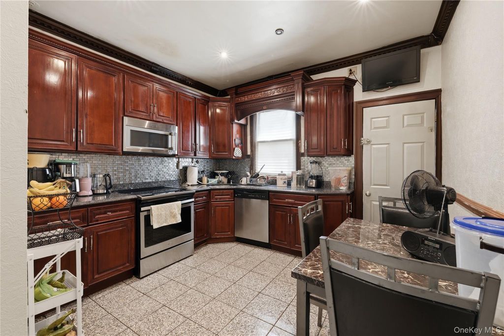 9511 Cresskill Place, Jamaica, NY 11435 — photo 3