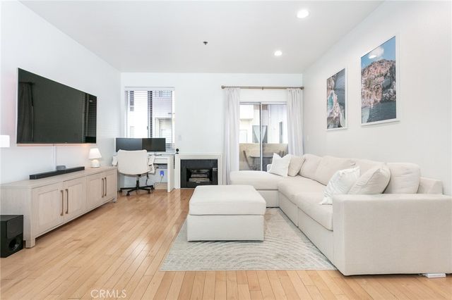 19350 Sherman 124, Reseda, CA 91335