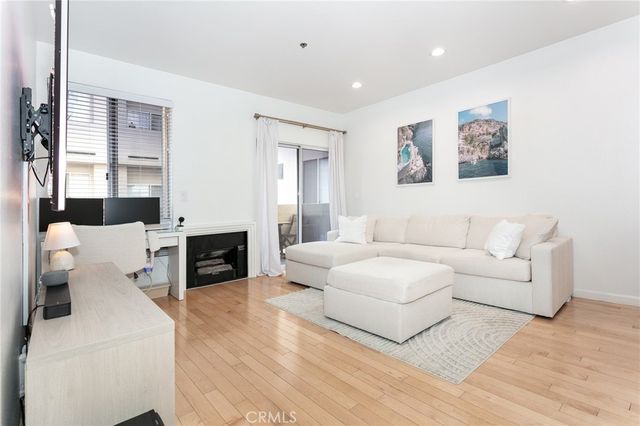 19350 Sherman 124, Reseda, CA 91335