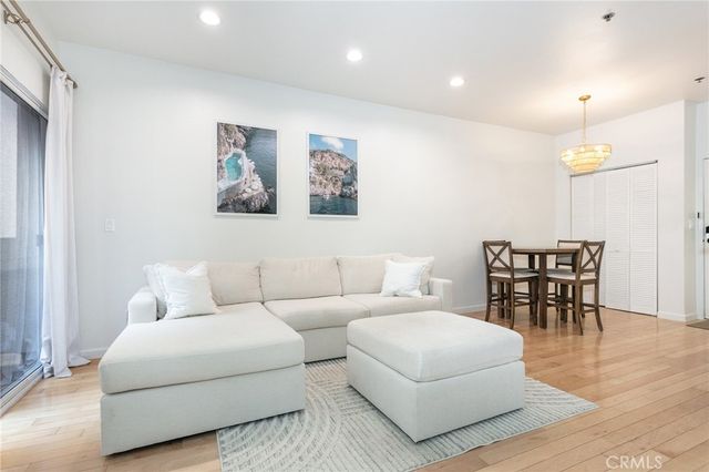 19350 Sherman 124, Reseda, CA 91335