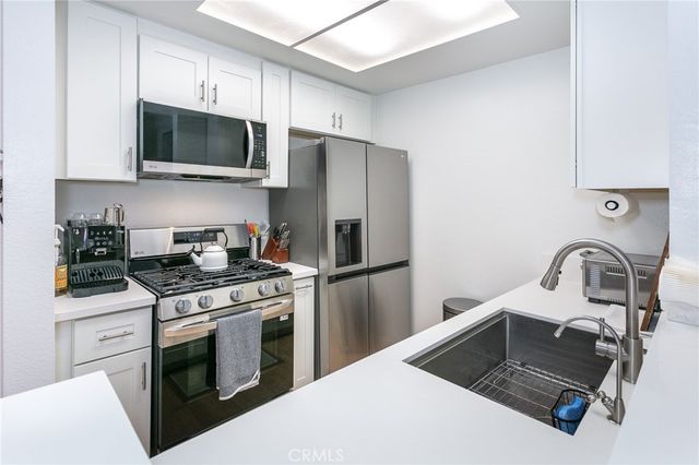 19350 Sherman 124, Reseda, CA 91335