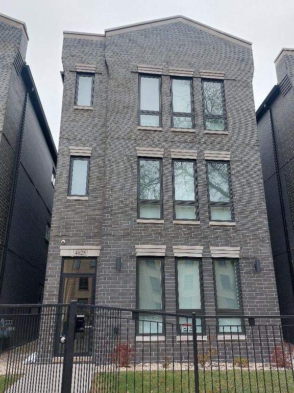 4625 S Michigan Avenue 3, Chicago, IL 60653