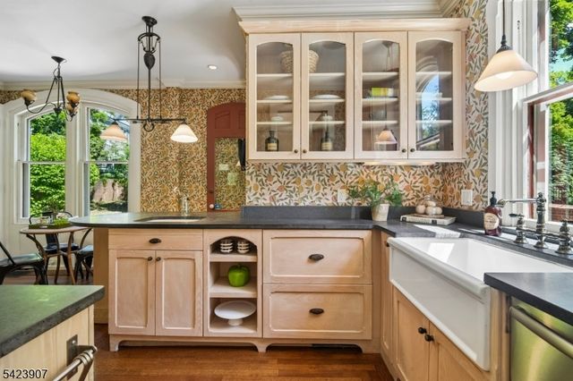 137 Hobart Ave, Millburn Twp., NJ 07078