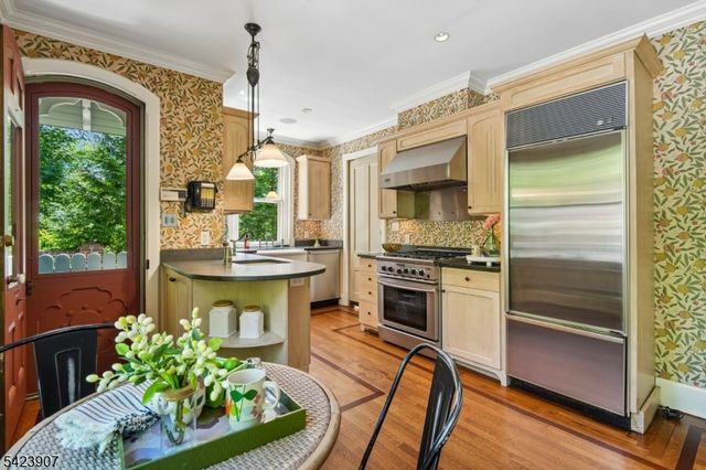 137 Hobart Ave, Millburn Twp., NJ 07078