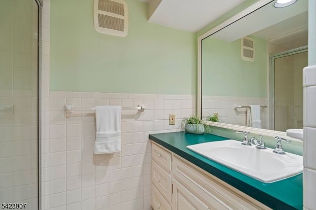 137 Hobart Ave, Millburn Twp., NJ 07078