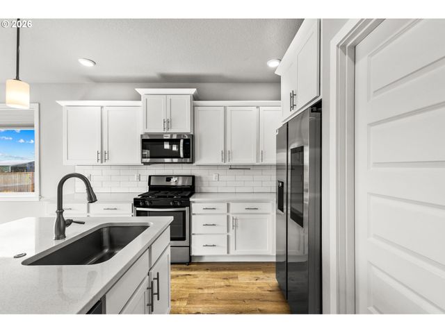 4722 ROYAL Dr, Albany, OR 97321