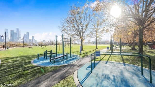 150 Henley Pl 404, Weehawken Twp., NJ 07086