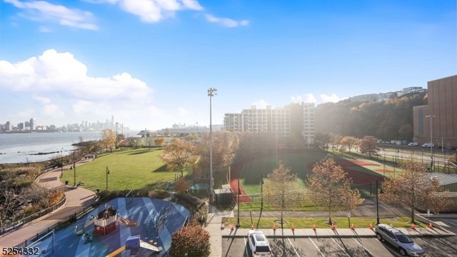 150 Henley Pl 404, Weehawken Twp., NJ 07086