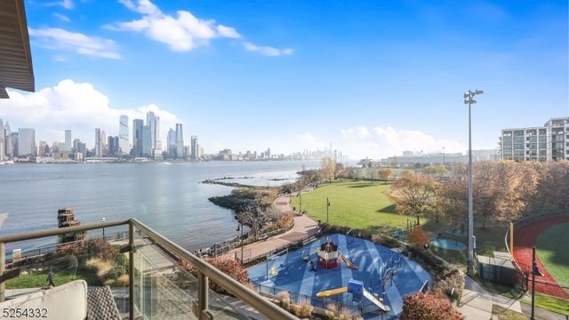 150 Henley Pl 404, Weehawken Twp., NJ 07086