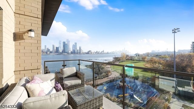 150 Henley Pl 404, Weehawken Twp., NJ 07086