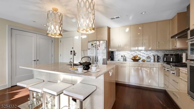 150 Henley Pl 404, Weehawken Twp., NJ 07086