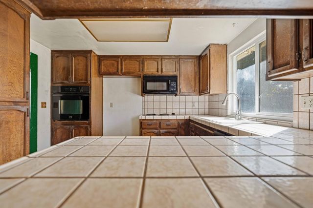 1831 Burgundy Dr, Escalon, CA 95320