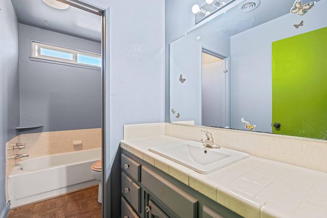 1831 Burgundy Dr, Escalon, CA 95320