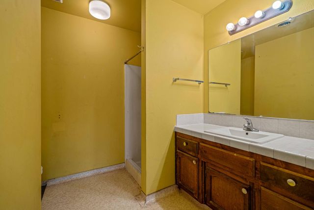 1831 Burgundy Dr, Escalon, CA 95320