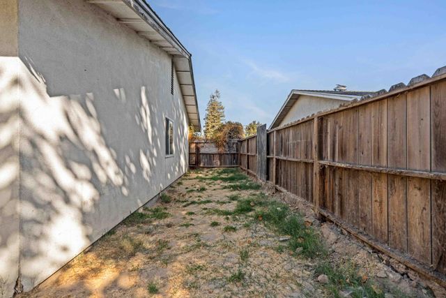 1831 Burgundy Dr, Escalon, CA 95320