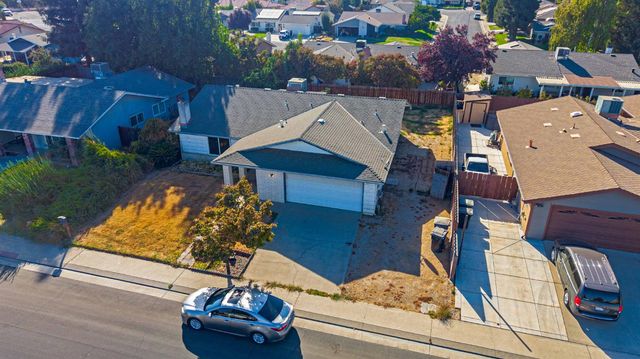1831 Burgundy Dr, Escalon, CA 95320