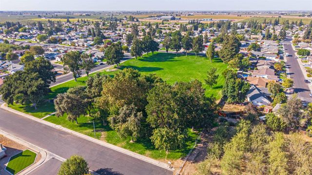 1831 Burgundy Dr, Escalon, CA 95320