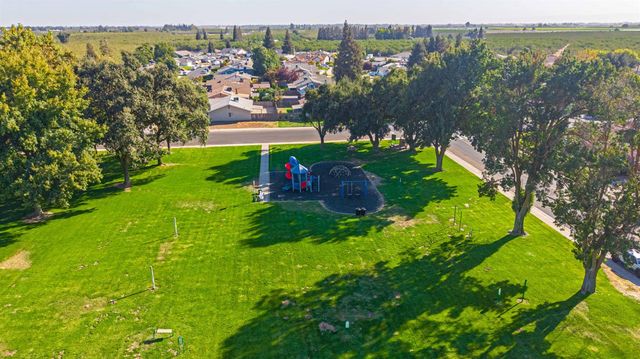 1831 Burgundy Dr, Escalon, CA 95320