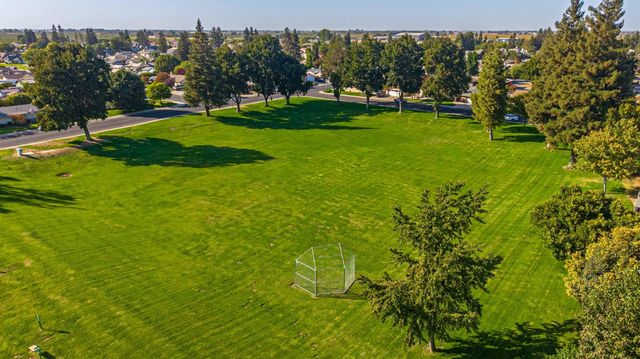 1831 Burgundy Dr, Escalon, CA 95320