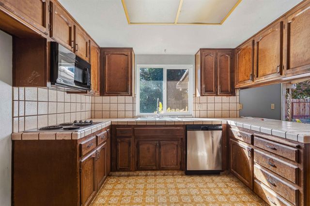 1831 Burgundy Dr, Escalon, CA 95320