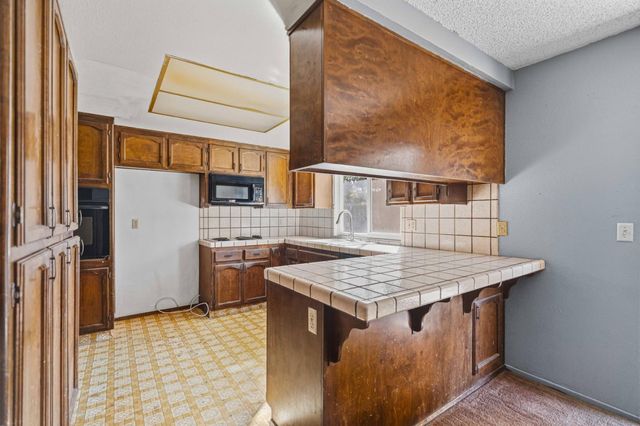 1831 Burgundy Dr, Escalon, CA 95320
