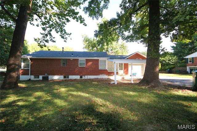 90 Green Acres Road, Bellefontaine Nghbrs, MO 63137