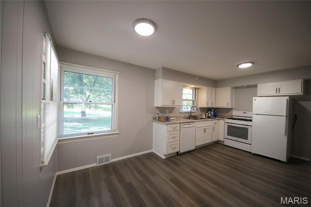 90 Green Acres Road, Bellefontaine Nghbrs, MO 63137