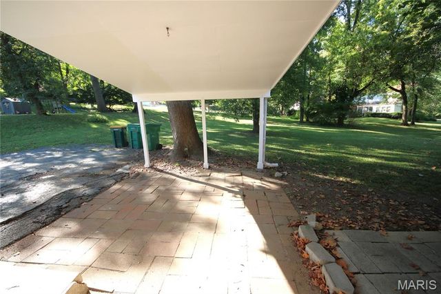 90 Green Acres Road, Bellefontaine Nghbrs, MO 63137