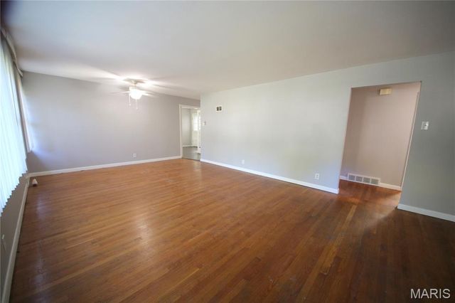 90 Green Acres Road, Bellefontaine Nghbrs, MO 63137