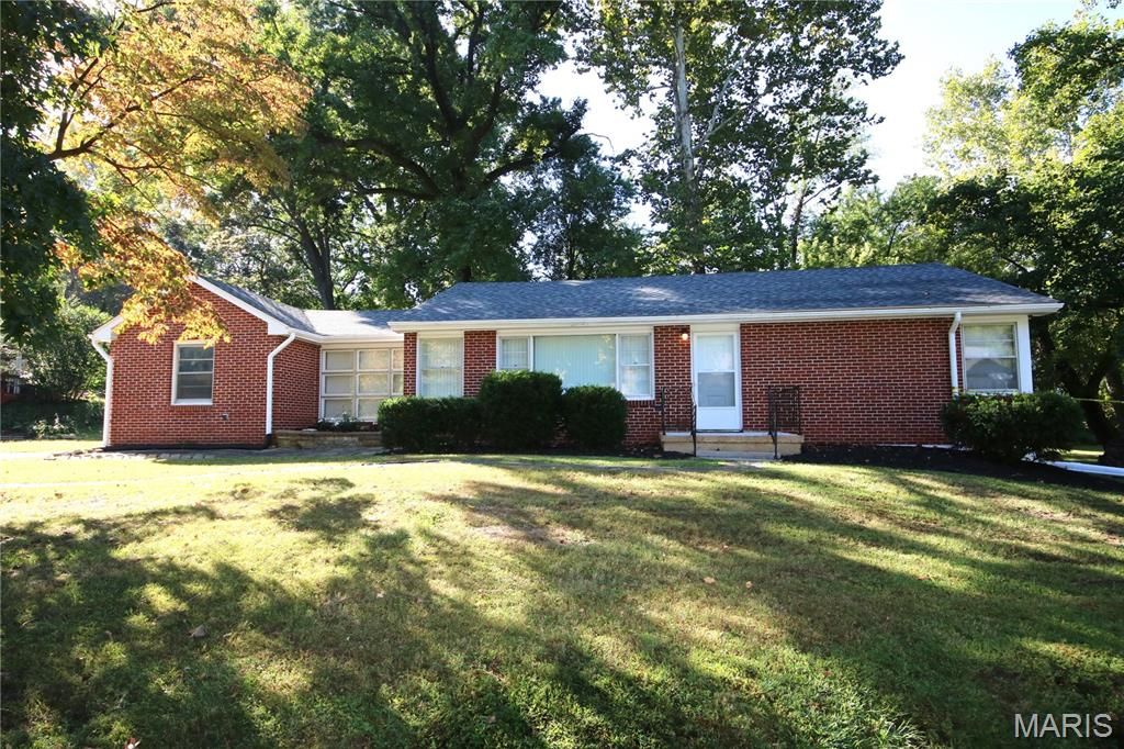 90 Green Acres Road, Bellefontaine Nghbrs, MO 63137
