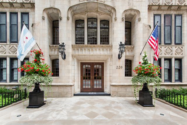 220 E WALTON Place 9W, Chicago, IL 60611