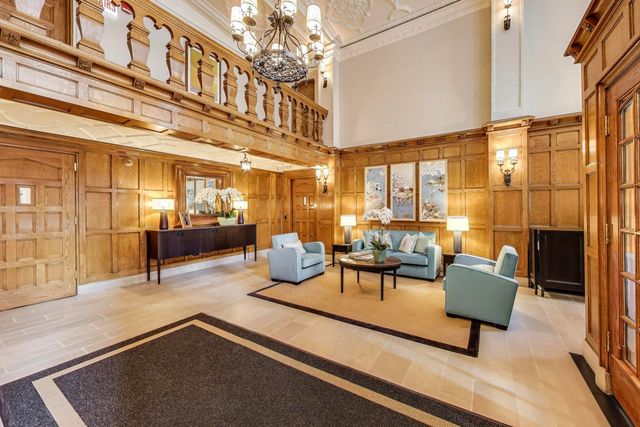 220 E WALTON Place 9W, Chicago, IL 60611