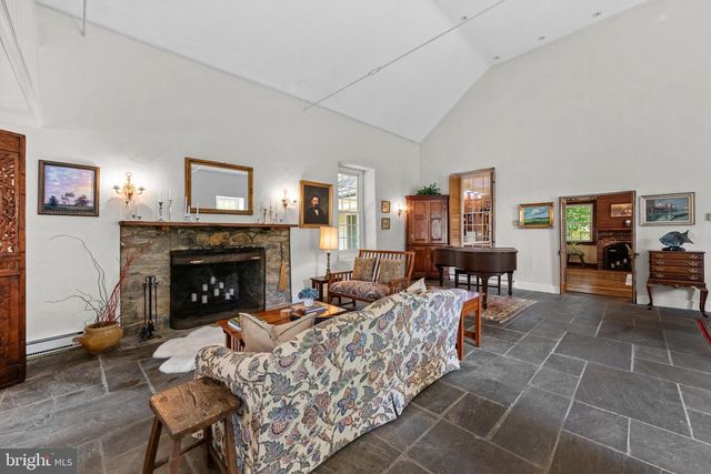 14127 HARPERS FERRY RD, Hillsboro, VA 20132