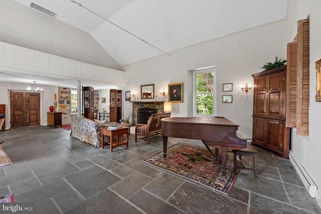 14127 HARPERS FERRY RD, Hillsboro, VA 20132