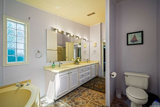 1427 Elmhurst Dr., Lakehills, TX 78063